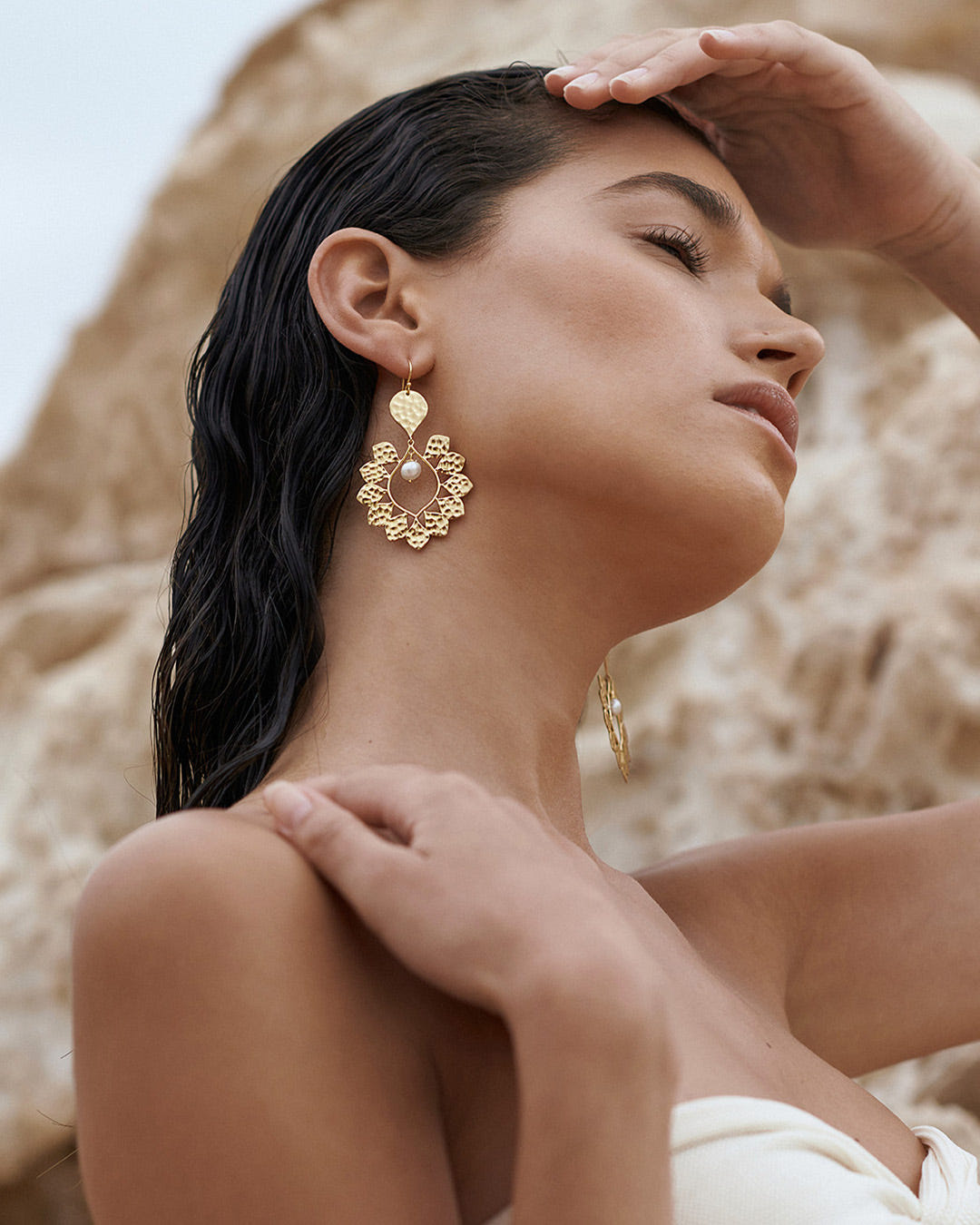 Cierre Earring close-up detail