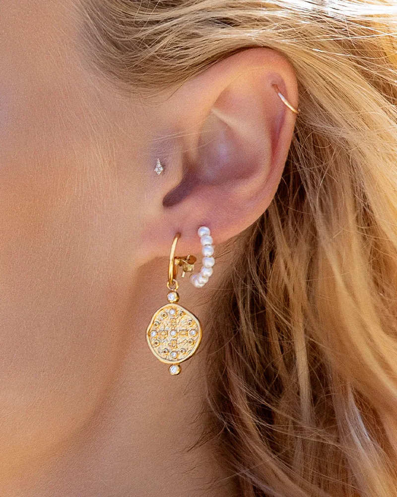 Earth Coin Huggie 18k